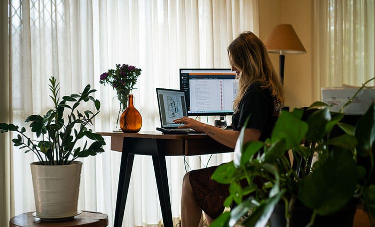 Expert estimator Tara Hogan uses Buildxact at her desk