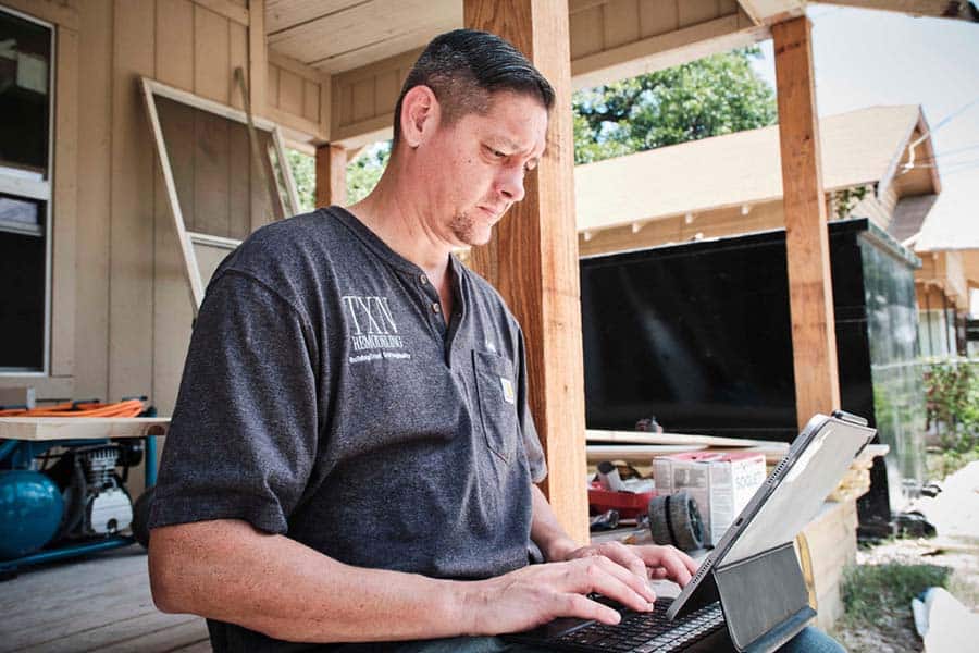 Builder Keith Perez uses Buildxact on his laptop